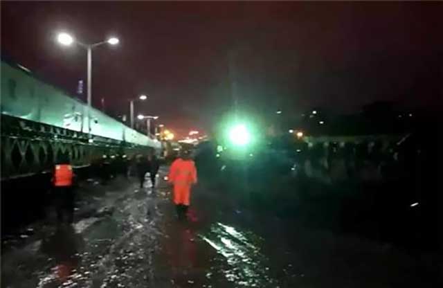 市政事業部技術人員指揮挖掘機拆除便道.jpg 市政事業部技術人員指揮挖掘機拆除便道.jpg